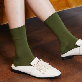 【秋は足元から。秋カラー靴下で楽しむ大人のコーデ